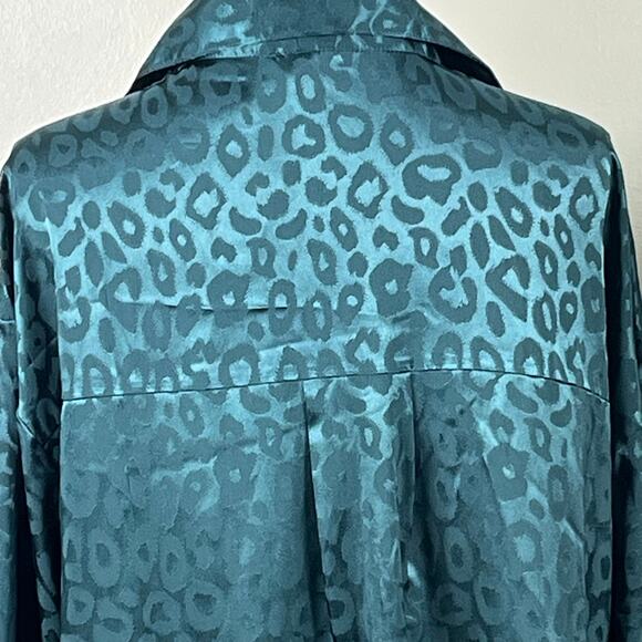 Glam Dark Green Leopard Print LS V-Neck Blouse Oversize Small New with Tags - Picture 4 of 9